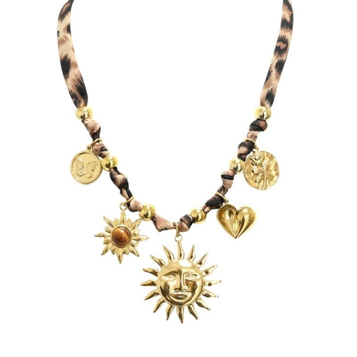 Collana in tessuto maculato con charms e sole
